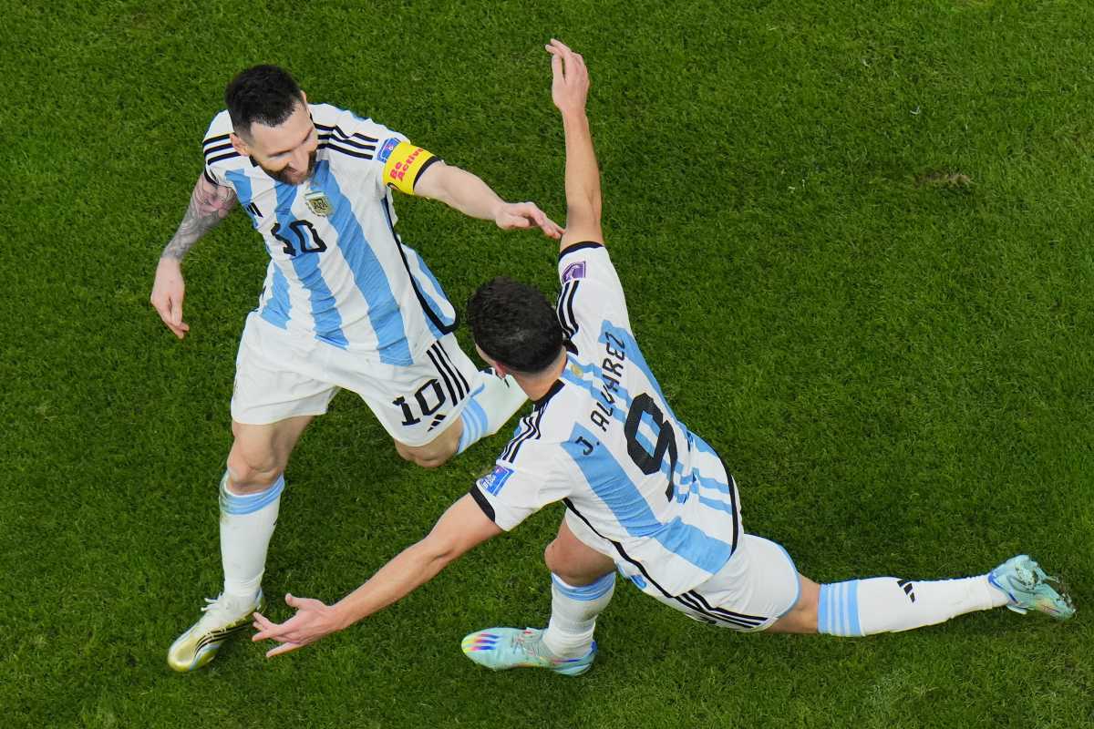 Lionel Messi y Julián Álvarez se convirtieron este martes en una dupla imbatible para la Selección de Croacia. Foto: AP.-