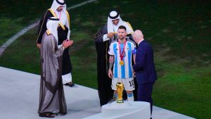 La millonaria suma que le ofrecen a Messi por la túnica que uso para levantar la Copa del Mundo