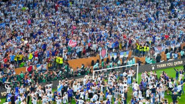 Los jugadores de la selección celebraron junto a los hinchas argentinos en Qatar. (AP Photo/Hassan Ammar)