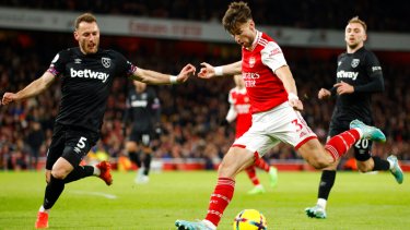 Arsenal se impuso a West Ham y se afirma como único lídr de la Premier. (AP Photo/David Cliff)