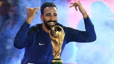 Adil Rami primero apuntó contra Dibu Martínez y luego se la agarró con Di María.