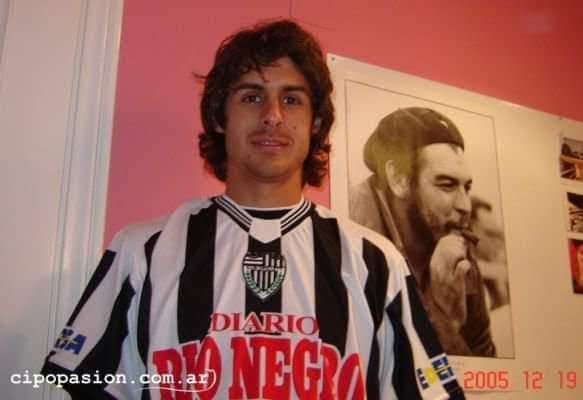 Un joven Pablo Aimar posando con la camiseta de Cipolletti.