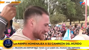 Alexis Mac Allister es homenajeado en Santa Rosa. 