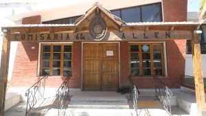 Un empresario frutícola sufrió un violento asalto en su casa de Allen y le llevaron dólares y pesos