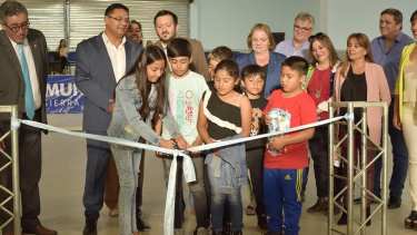 El intendente Pilquinao, junto a un grupo de niños y niñas inauguró la ampliación del gimnasio municipal. Foto: gentileza. 