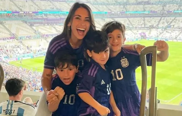 Antonela Roccuzzo festejó con sus hijos la clasificación de la selección nacional. 
