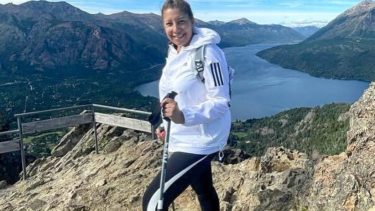 La gobernadora aprovechó el asueto para una caminata por el cerro Otto.