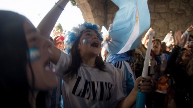 Los festejos por el triunfo de Argentina comenzaron después de las 18 y prometen prolongarse hasta tare en Bariloche. Foto: Marcelo Martinez