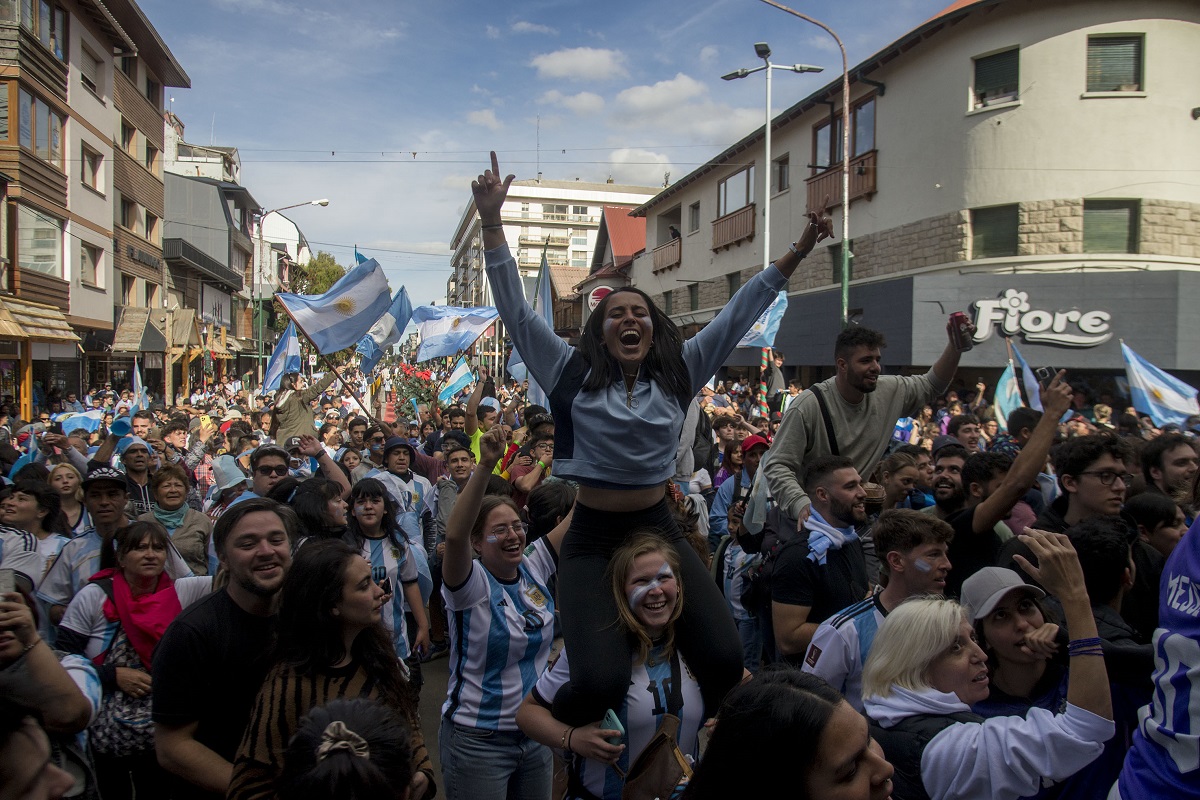 La calle Mitre y el centro Cívico de Bariloche vibró con los festejos por la selección. Foto: Marcelo Martinez