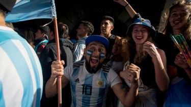 Bariloche, uno de las ciudades en las que más gente se juntó a festejar. (Foto: Marcelo Martínez)