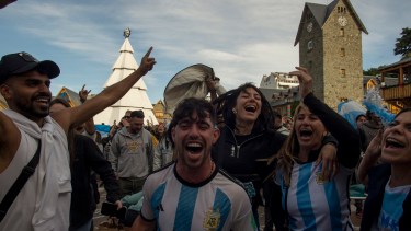 Los hinchas en Bariloche sufrieron y celebraron unidos en el Centro Cívico. Foto: Marcelo Martinez