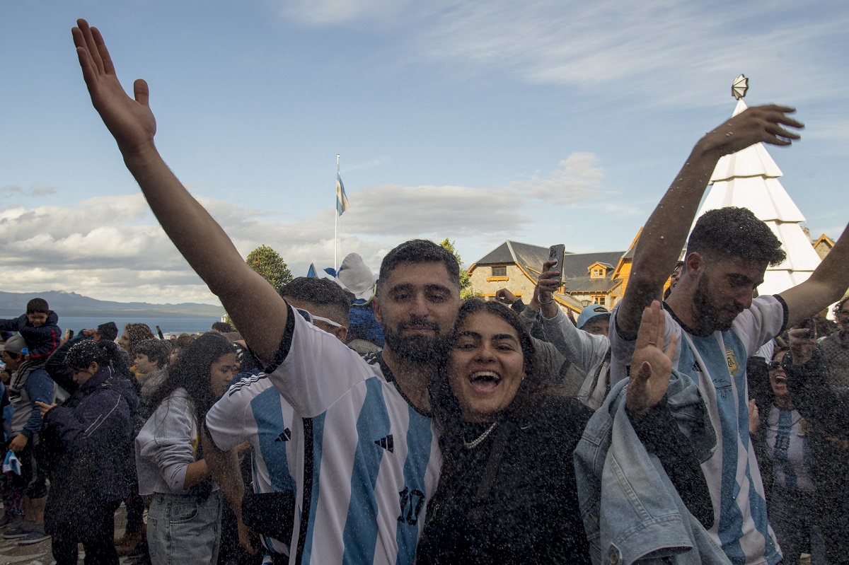 Este viernes fue una fiesta en el centro de Bariloche. Después del triunfo cientos de autos llegaron en caravana para sumarse a los festejos. Foto: Marcelo Martinez