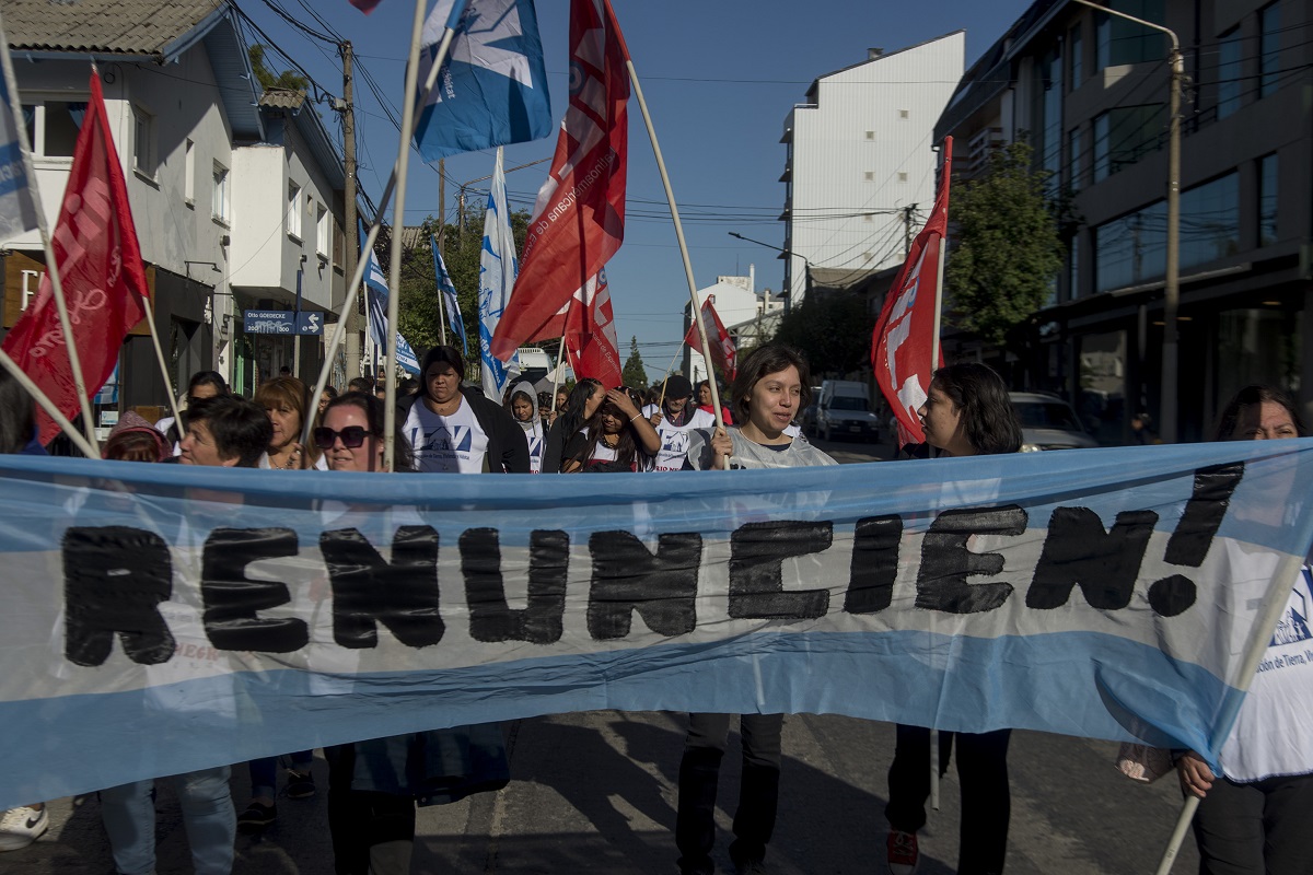 Con una bandera argentina y la consigna "renuncia" dirigida a los jueces, Miles repudió la condena a Cristina en Bariloche. Foto: Marcelo Martinez