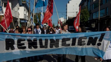 Con una bandera argentina y la consigna "renuncia" dirigida a los jueces, Miles repudió la condena a Cristina en Bariloche. Foto: Marcelo Martinez