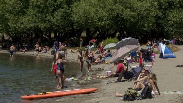 Las playas lacustres de Bariloche son una opción para sobrellevar el calor. Foto: Marcelo Martínez.