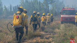 Los futuros bomberos de Roca hicieron su primera práctica con fuego vivo