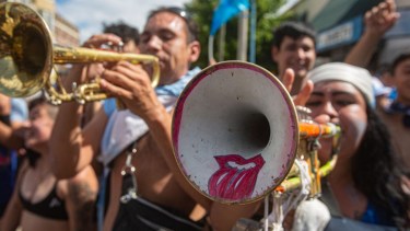 La trompeta “rollinga” en plena Avenida Roca y Tucumán, en los festejos mundialistas de Roca. Foto: Juan Thomes