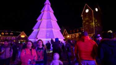 Las luces navideñas resaltan las costumbres en esta fecha particular. Foto: Marcelo Martínez