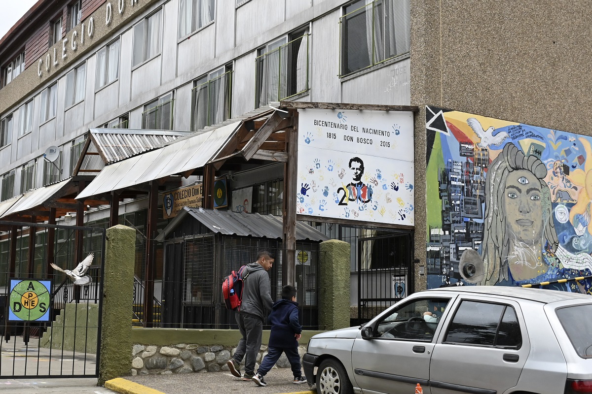 Las escuelas públicas de gestión privada, como el colegio Don Bosco de Bariloche, reciben subsidios y tienen una regulación de provincia. Foto: archivo/ Chino Leiva