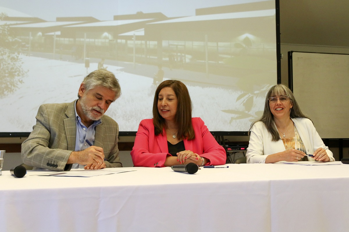 El ministro Daniel Filmus llegó a Bariloche para firmar el convenio para la construcción del Museo Tecnológico Interactivo de Ciencia. 