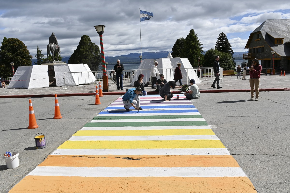 La senda con los colores de la diversidad fue pintada ayer frente a la Municipalidad de Bariloche. Foto: Chino Leiva