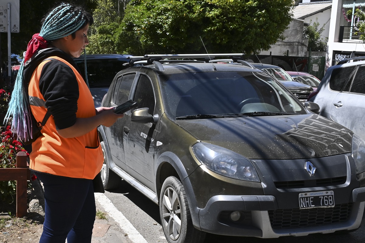 El estacionamiento medido y pago en Bariloche está tercerizado, bajo responsabilidad de cooperativas de trabajo. (foto archivo)