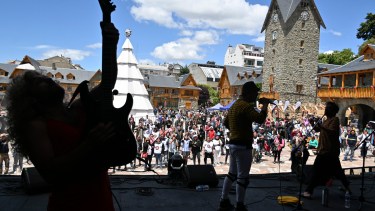 Bandas y emprendedores coparon el Centro Cívico en la previa al partido de Argentina con Países Bajos. Foto: Chino Leiva