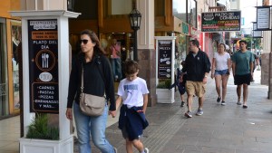 La polémica medida que tomó un comercio de Bariloche si sus clientes usan el celular