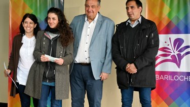 El intendente Gennuso entregó microcréditos a emprendedores de Bariloche. Foto: Chino Leiva