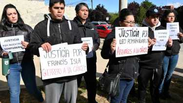 Los familiares y compañeros se concentraron ayer por la mañana en Fiscalía. Foto: Chino Leiva
