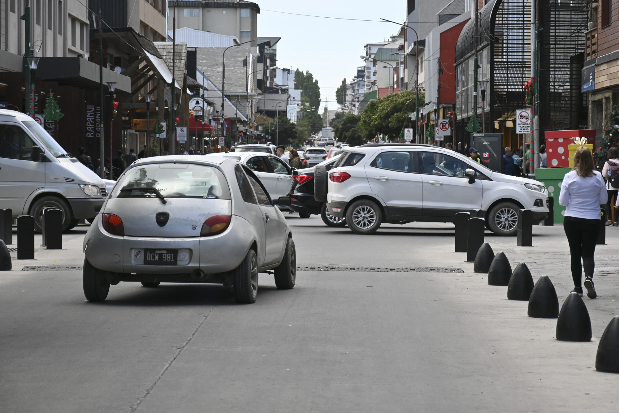 ¡Atención! La principal calle comercial de Bariloche, Mitre, cambiará de sentido en poco tiempo. Foto: Chino Leiva