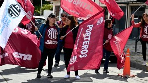 El Gobierno exige a los porteros de Bariloche certificar su asistencia a las escuelas