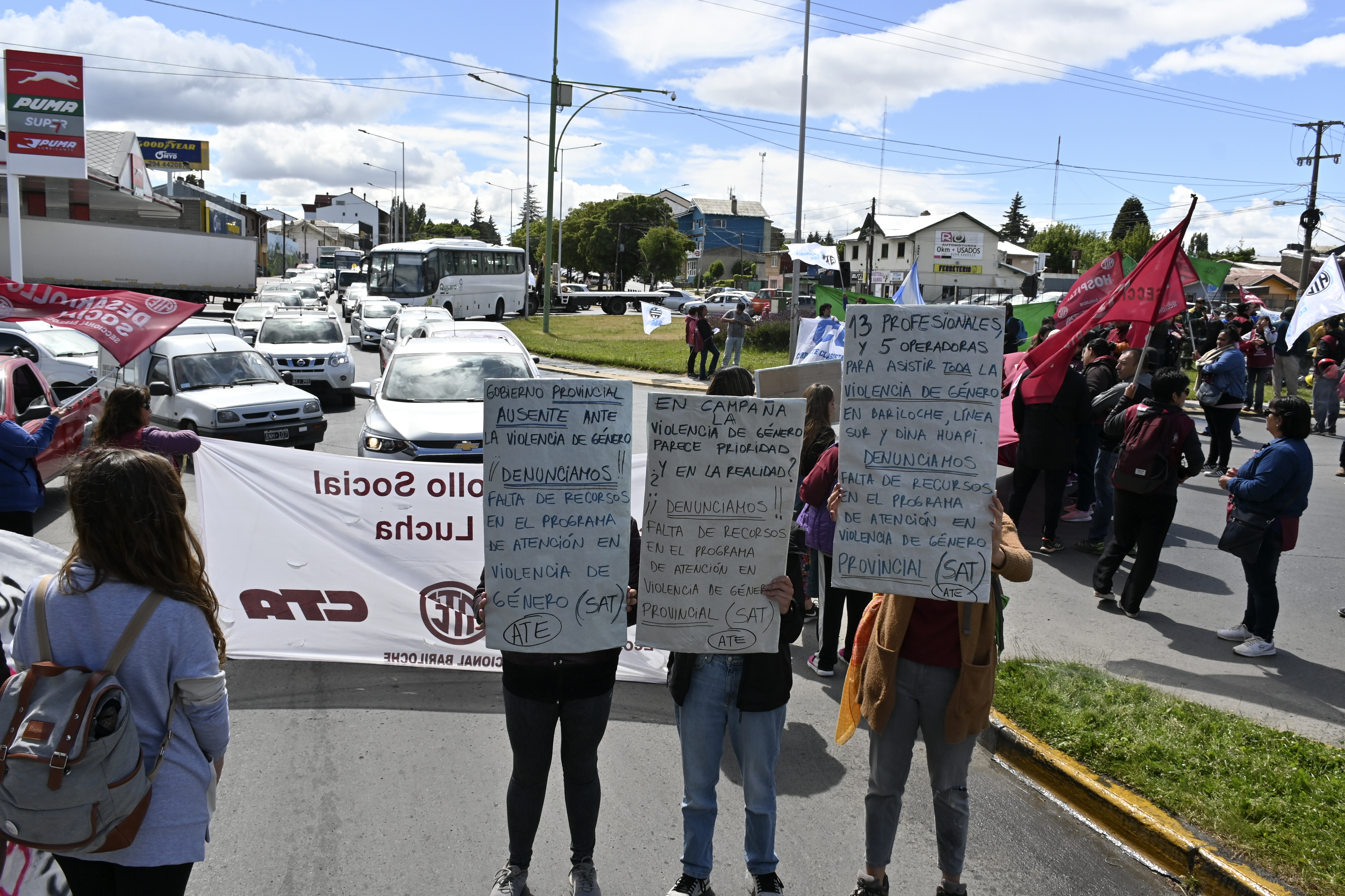 Afiliados a ATE realizaron una manifestación esta mañana en la rotonda del Ñireco para reclamar por sus salarios. Hubo caos vehicular. Foto: Chino Leiva