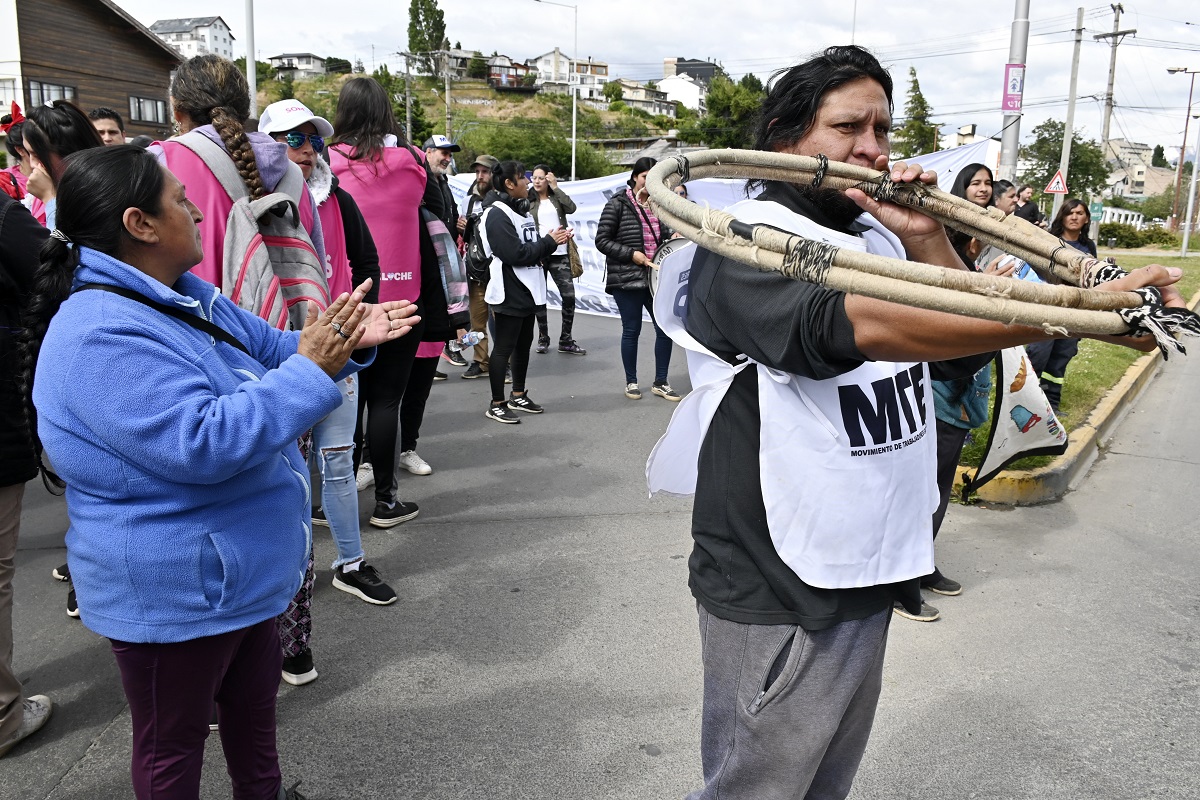 Beneficiarios de los planes Potenciar Trabajo llevaron su protesta a la rotonda del Ñireco, en Bariloche. Foto: Chino Leiva