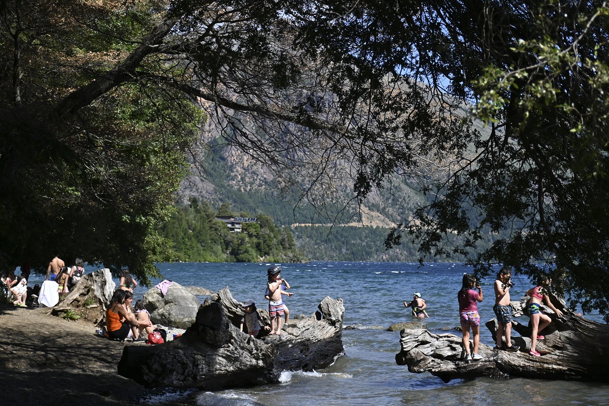 Las playas de los lagos de Bariloche tienen poca costa por el caudal que traen los cursos de agua este verano. Foto: Chino Leiva