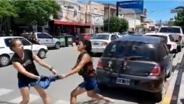 Durante la pelea, una de las mujeres atacó con un cuchillo a la otra. Foto: Captura del vídeo