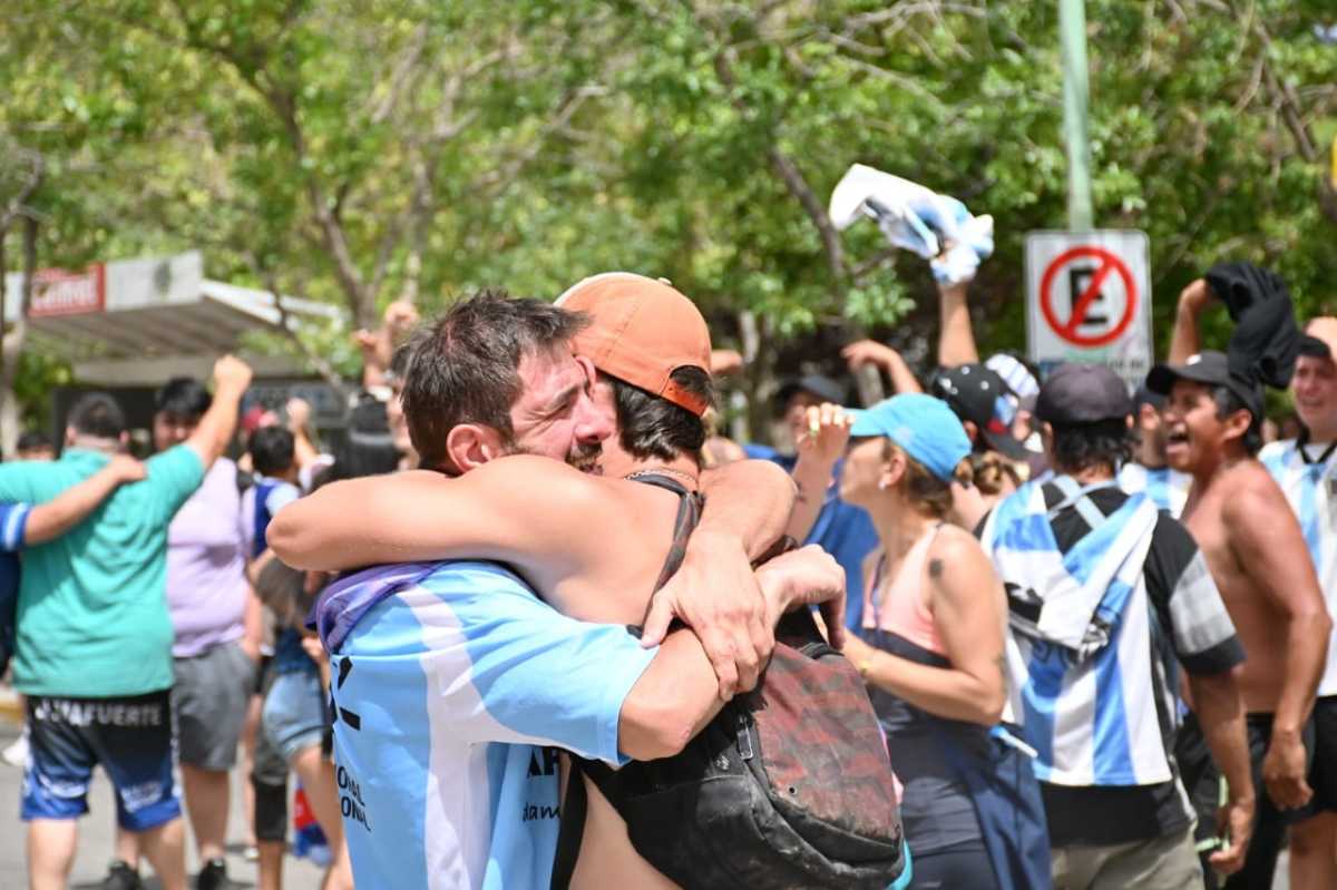 Las muestras de alegría y cariño marcaron los festejos de Argentina campeón mundial. (Foto Florencia Salto).-