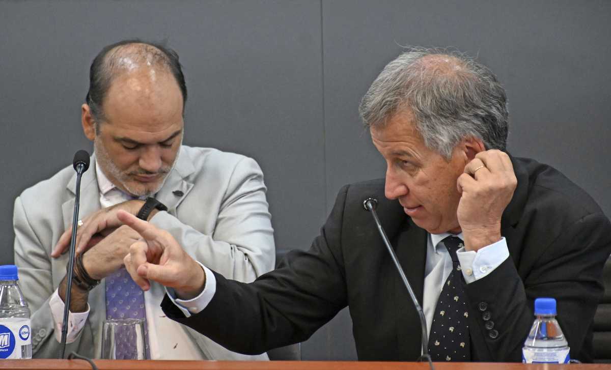 El Procurador Jorge Crespo, a su derecha el fiscal jefe de Cipolletti Santiago Márquez Gauna