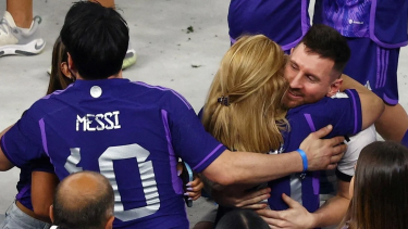 El emocionante abrazo de Lionel Messi con su mamá en medio de los festejos de Argentina campeón