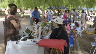 Comenzó feria navideña de emprendedores barriales en la plaza Constituyentes de Neuquén