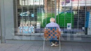 Le regalaron un televisor al hombre que se volvió viral por mirar a la Selección desde una vidriera