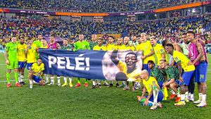 Los jugadores de Brasil no se olvidaron de Pelé y le mandaron fuerzas con una bandera