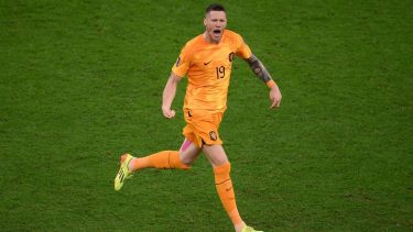 Wout Weghorst de los dos goles al enfrentamiento con Messi. 