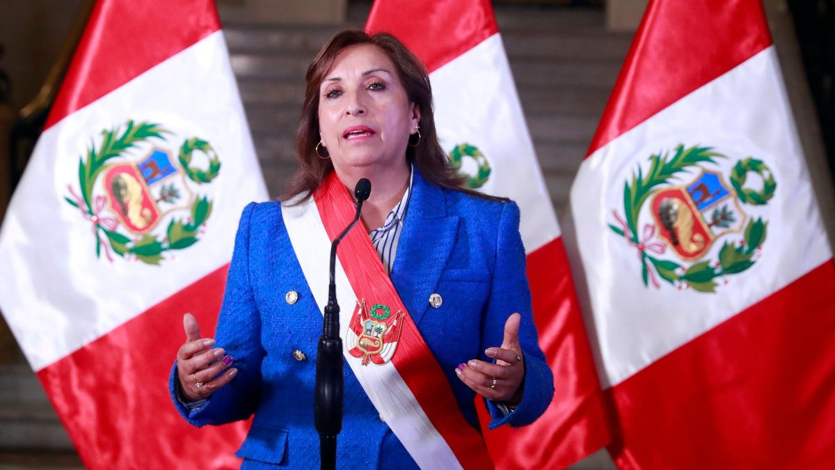 La presidenta de Perú, Dina Boluarte, propone adelantar elecciones para