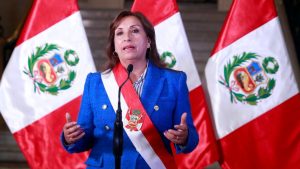 La presidenta de Perú, Dina Boluarte, propone adelantar elecciones para 2023