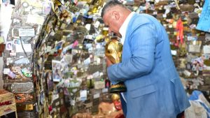 Promesa cumplida: Chiqui Tapia llevó la Copa a la Difunta Correa y habló de la continuidad de Scaloni