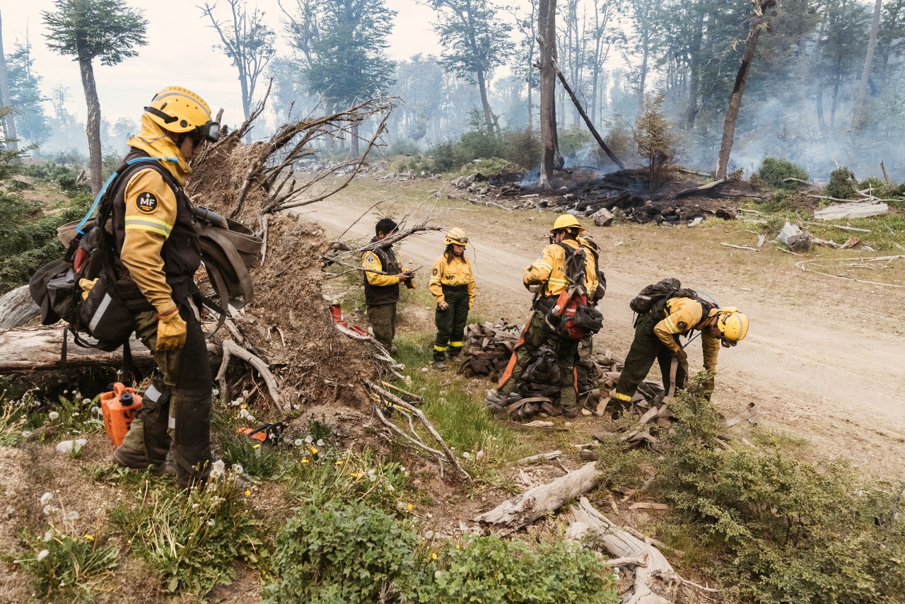 Si bien siguen combatiendo algunos focos del incendio forestal, para las autoridades la situación está controlada. Foto Archivo.