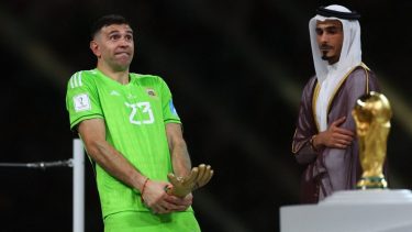 Dibu y un gesto que ya es típico de sus festejos.