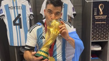 Acuña y un gran recibimiento después de ser campeón del mundo.