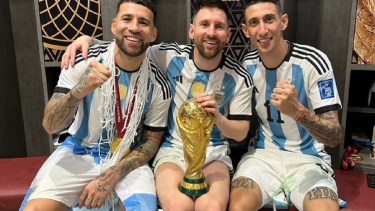 "La vieja guardia, campeones del mundo", twiteó Otamendi. (Twitter).-
